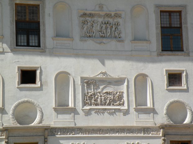  bas reliefs, façade côté jardins de la Villa Médicis
